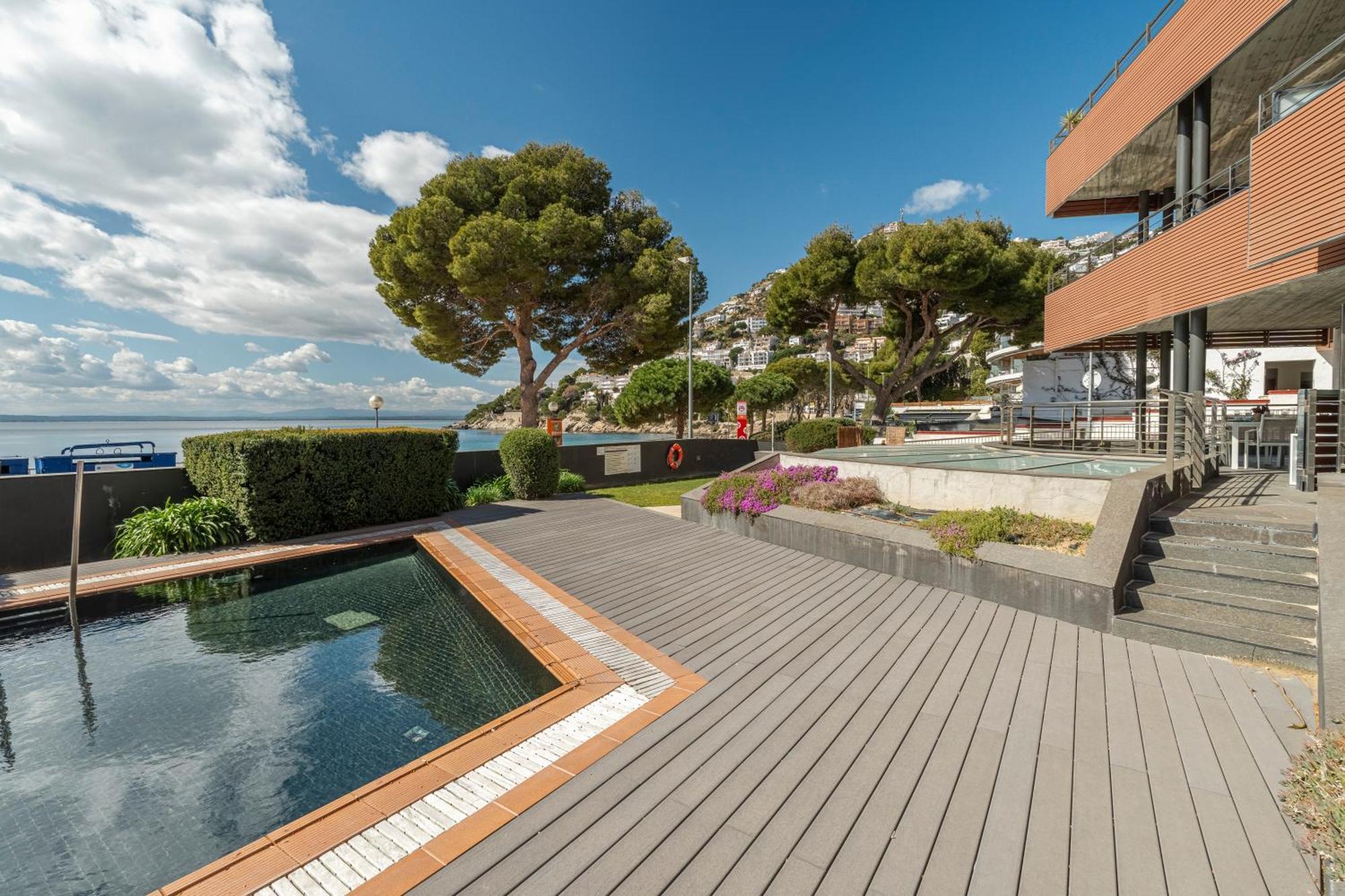 Apartamento Con Gran Terraza Delante Del Mar Roses Exterior foto